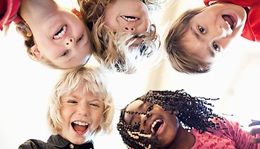 Bild som föreställer fem skrattande skolbarn och som ofta används i marknadsföring av konferensen Skolriksdagen